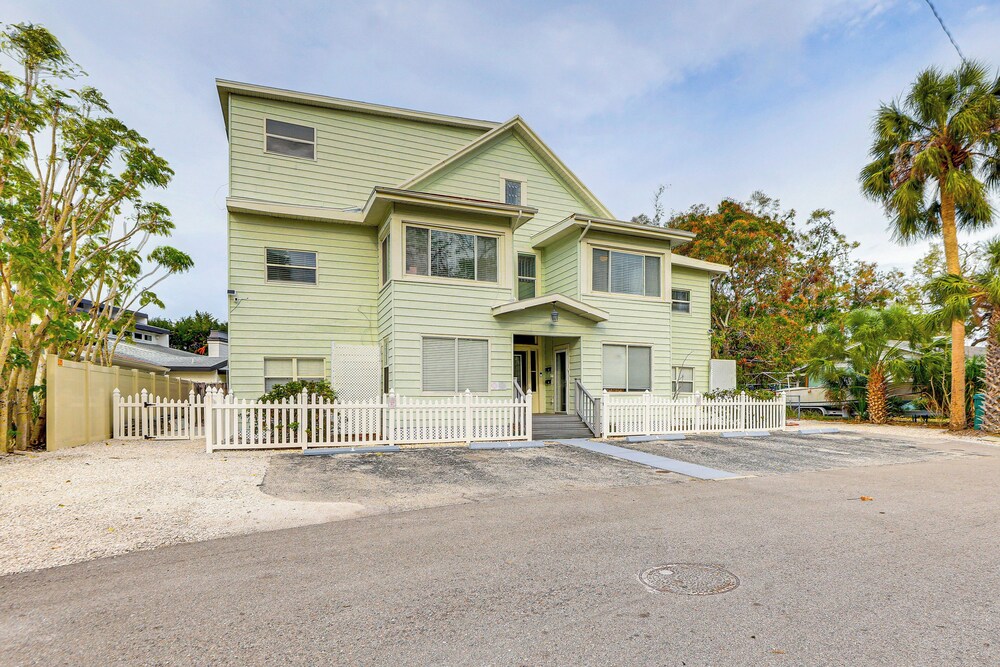 Walk to Manatee River: Palmetto Unit w/ Sunroom