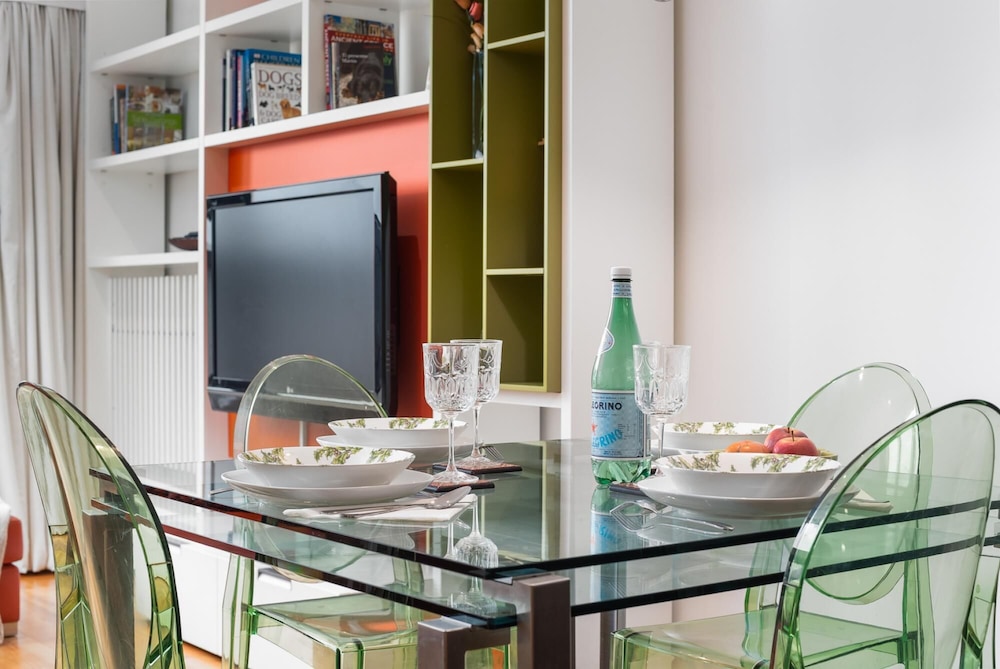 Two Bedroom Flat With Balcony in Central Wimbledon by Underthedoormat