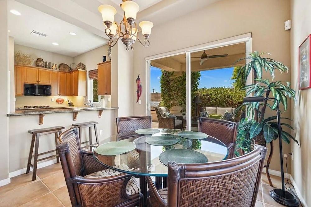 Stylish 2BR w Spa Patio