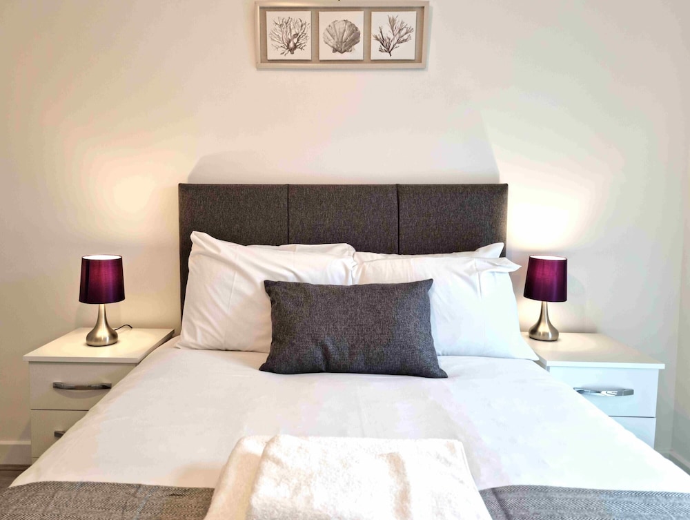 2 Bed 1 Bath Apart St Pauls Square Bham Parking view 3