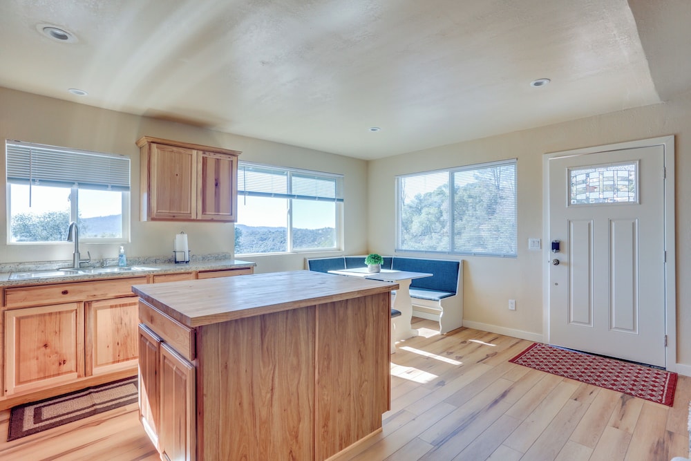Comfy Oakhurst Duplex Near Hiking & Sightseeing!