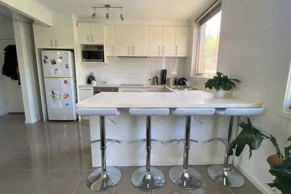 Homely 1-bedroom Unit in Hawthorn With Parking!