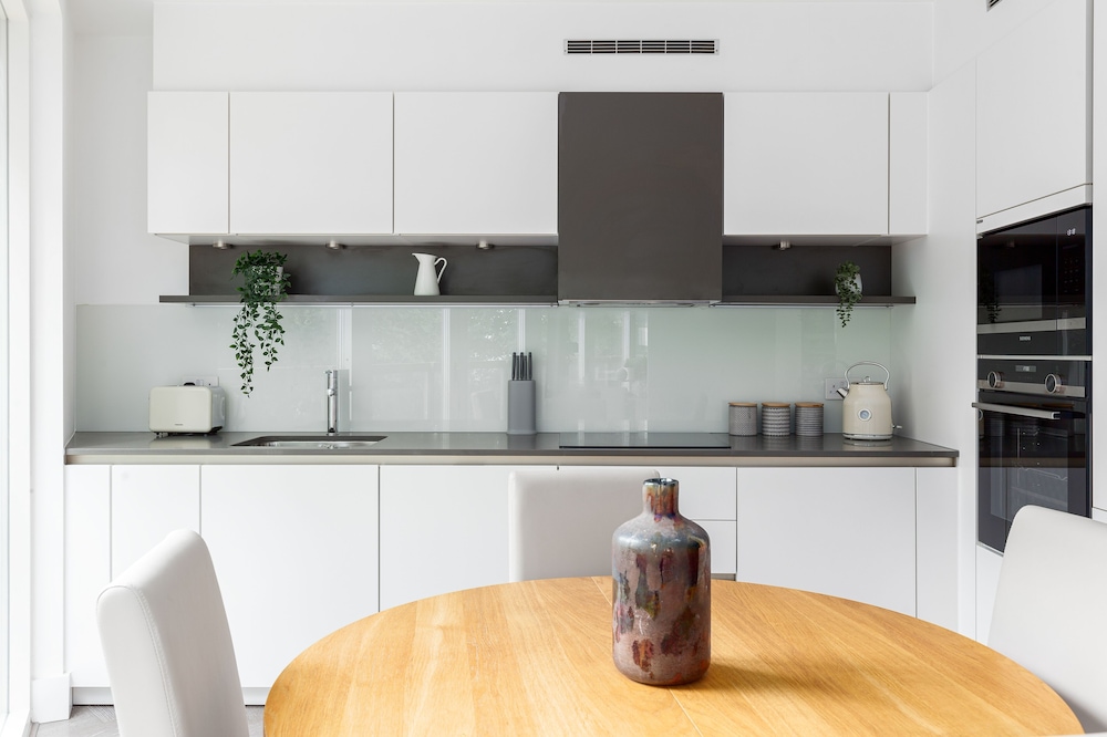 Luminous 2 Bed Balcony Flat in Islington