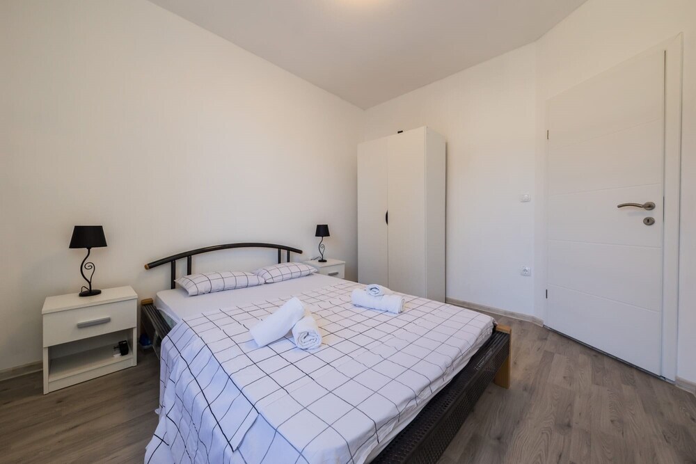 Apartment Antonio, on the Seafront With Garden