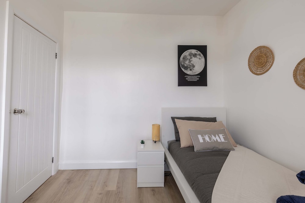 Free Parking - 4 Bedroom House