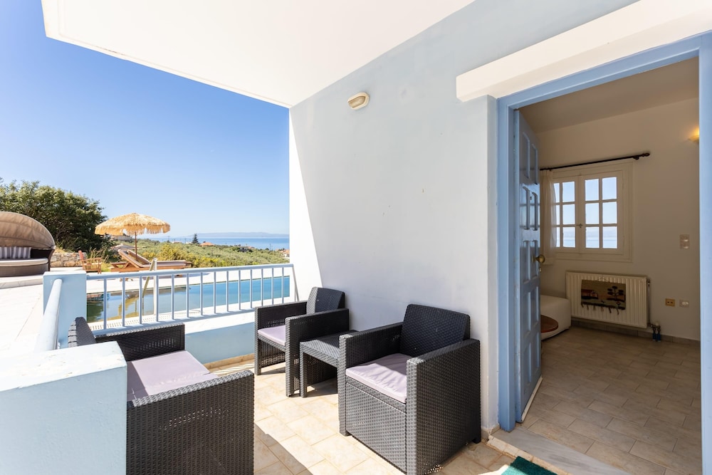 Seaview Heaven - Poolside Bliss by the Beach