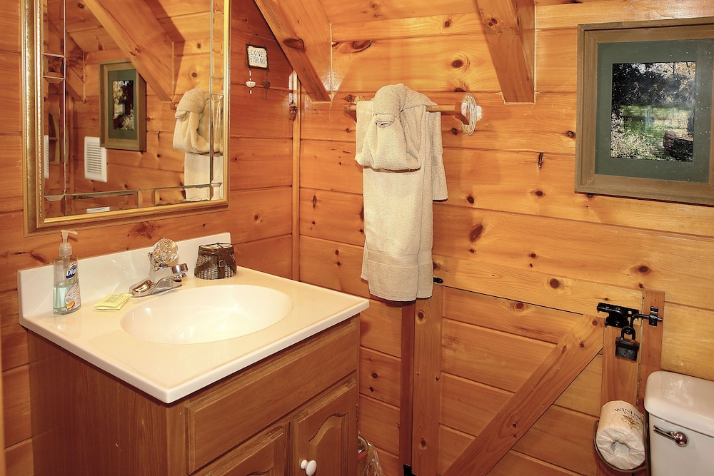 A Bit of Heaven - 2 Bedrooms, 2 Baths, Sleeps 8 Cabin by RedAwning