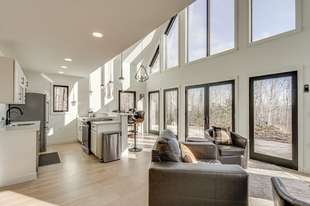 2 Mi to Lutsen Mtns: Modern Cabin w/ Fire Pit!