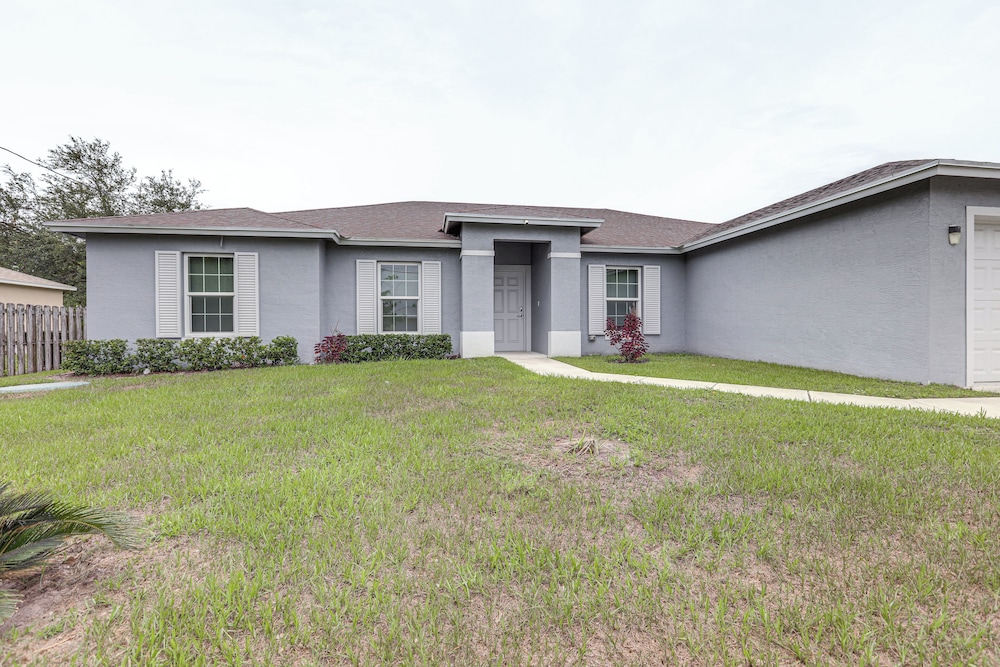 4 Mi to Clover Park: Home w/ Yard in Port St Lucie