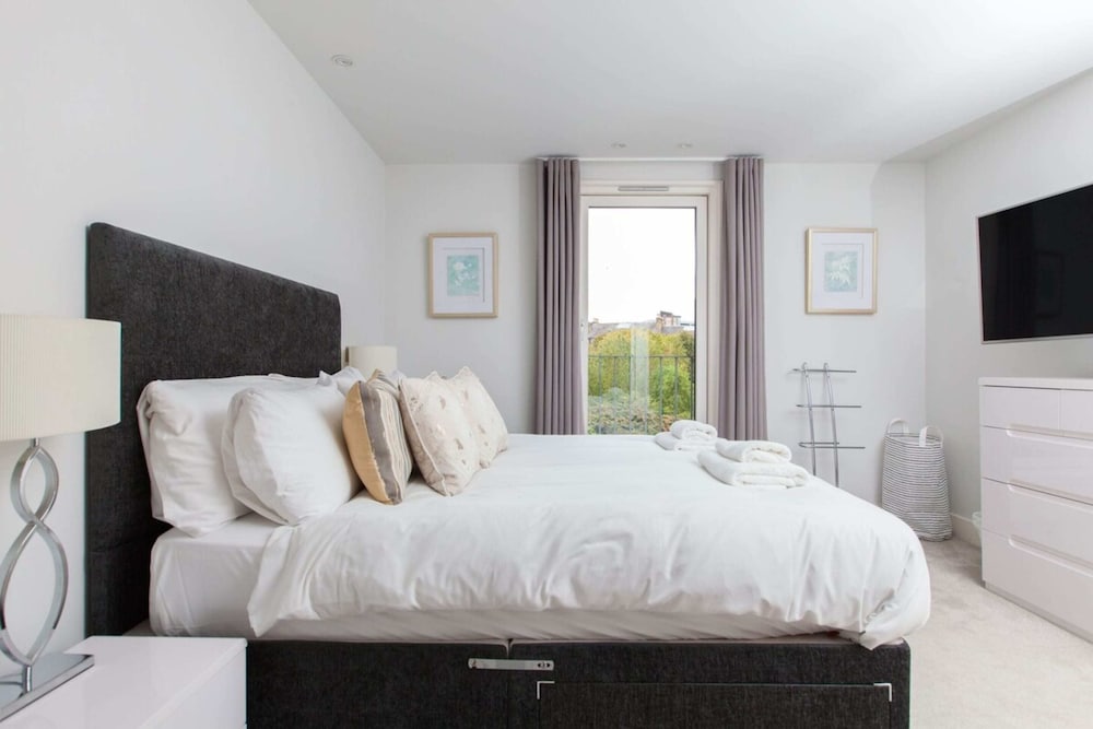 Luxurious Central Edinburgh Apartment - Sleeps 6