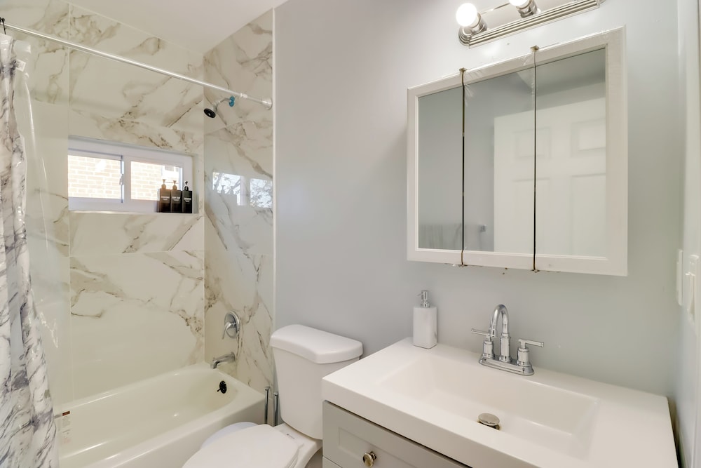 5 Mi to National Mall: DC Home w/ Pool Table