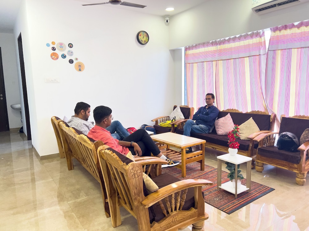 Pinaki Comfort Stay, Vile Parle - Near Airport