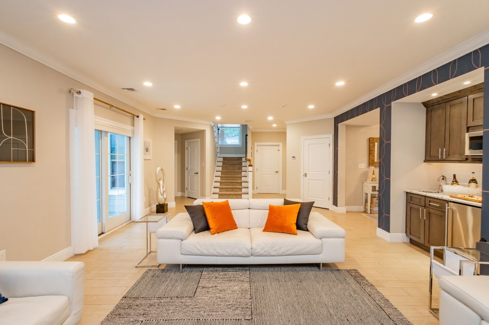 Spacious 6BR Beach Home With Elevator Decks - Ideal for Family Holidays Winter Escapes
