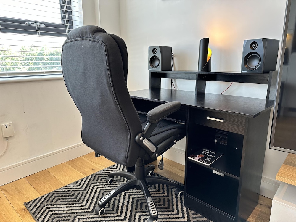 Condo Apartment With Workspace