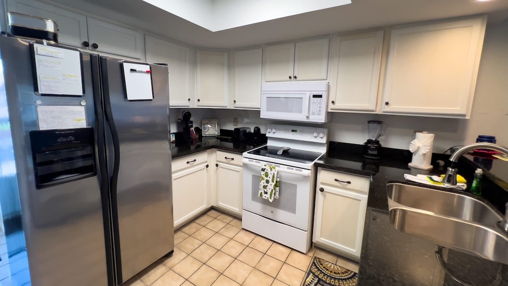 Cozy Family Retreat Steps To Beach Pool / Hot 2 Bedroom Apts