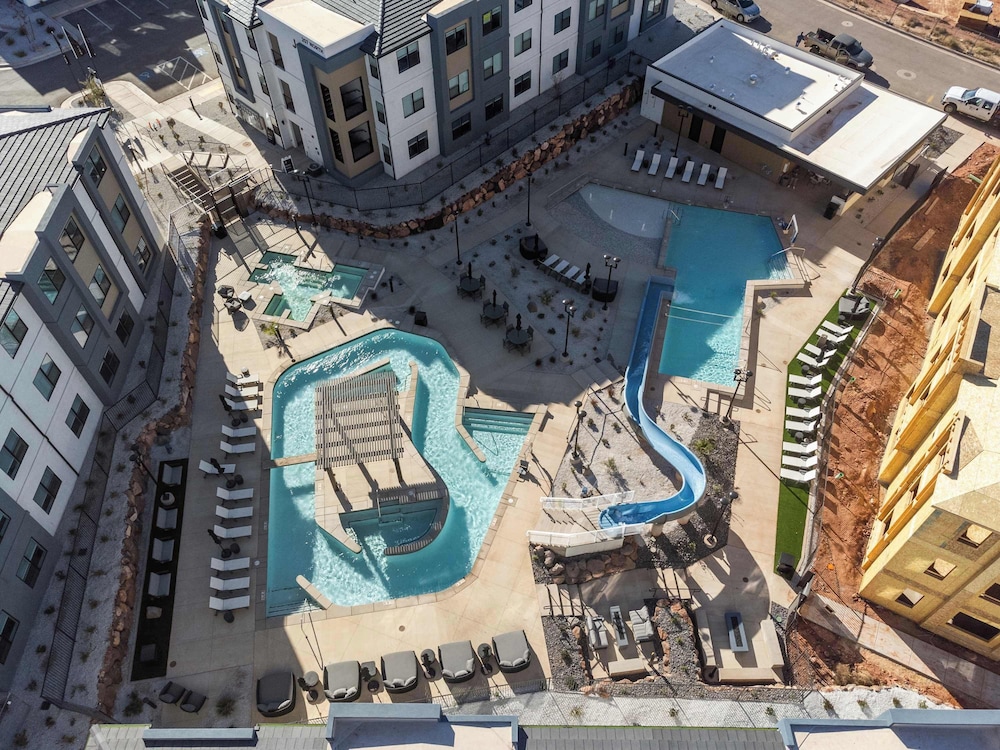 Pool & Sunshine Retreat - Resort-style Amenities