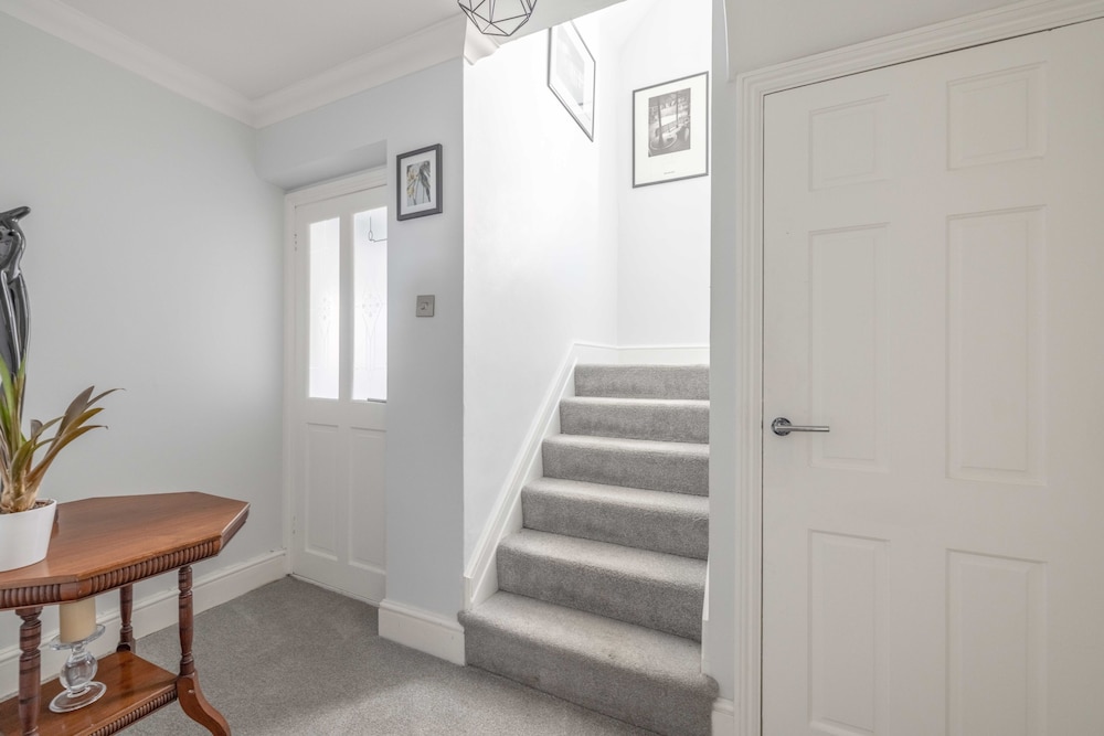Spacious 6 Bedroom House in Maidenhead/ Windsor