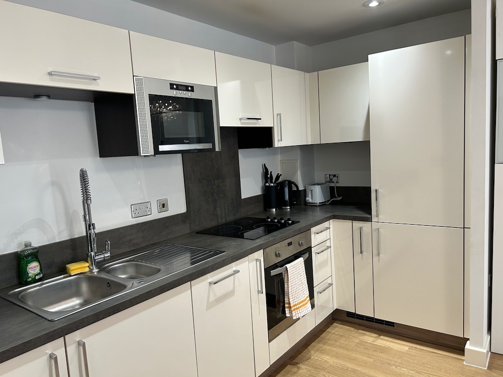 1-bed Apt, Sleeps 4, Central To Shops & Transport