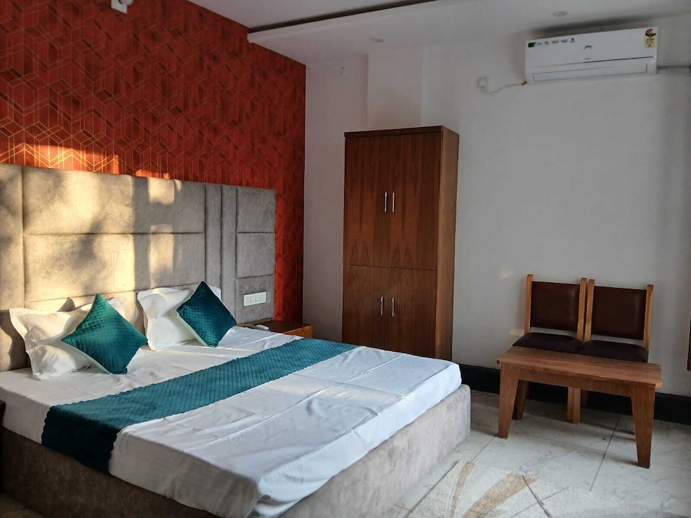 Aarav Hotel