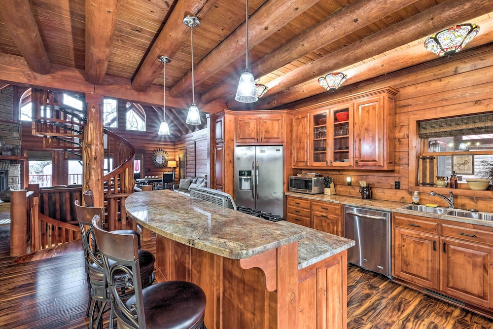 Private Eureka Springs Cabin w/ Beaver Lake Views!