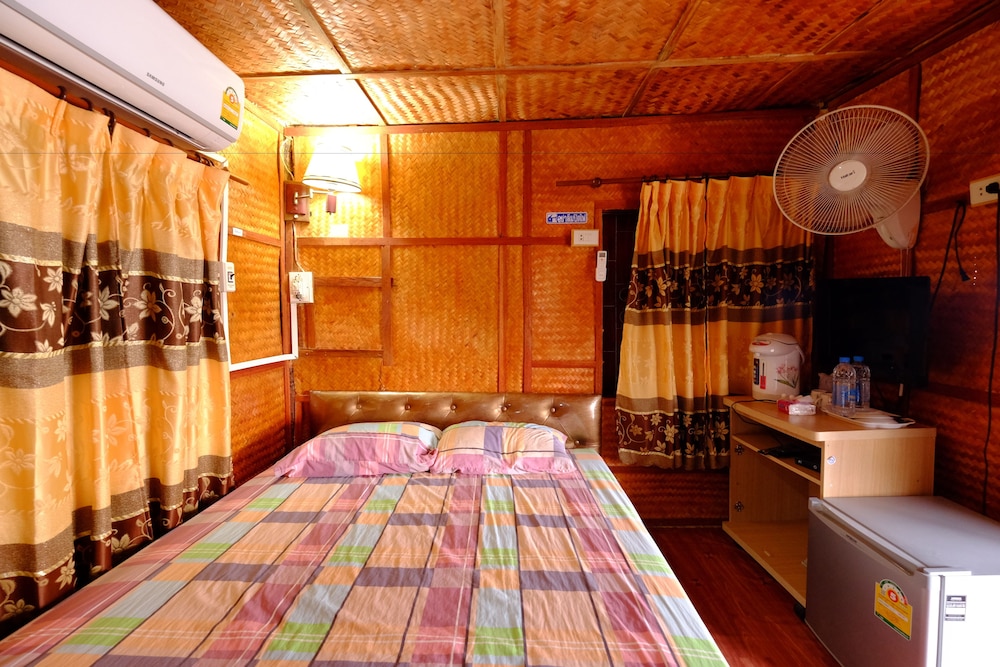 Baanpakrimklong Sukhamon Homestay & Resort