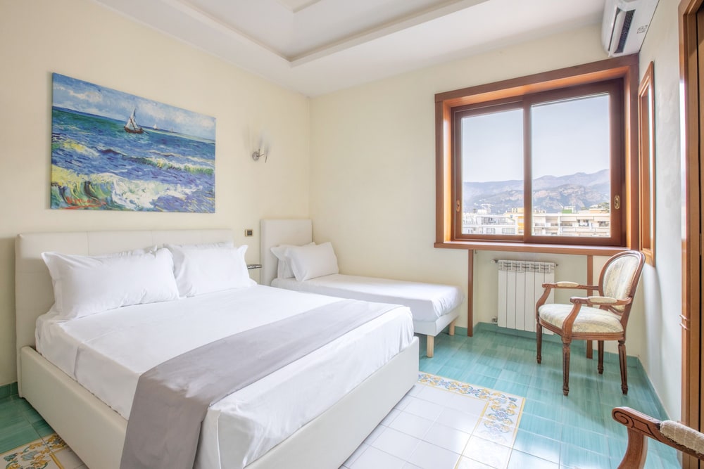 Family Home With Terrace & View In Sorrento Center