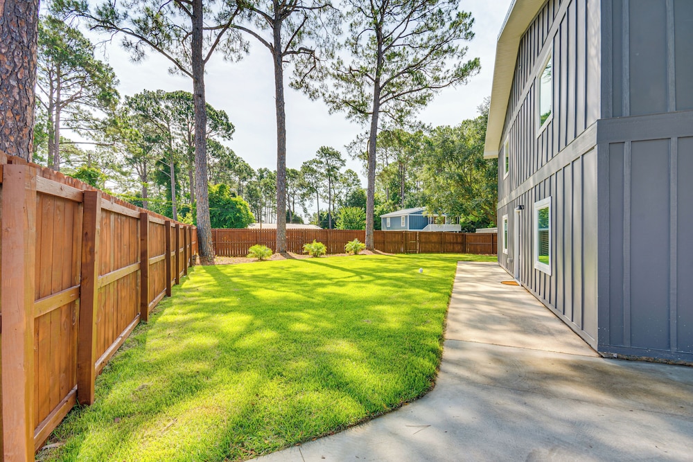 3 Mi to Navarre Beach: Home w/ Furnished Patio