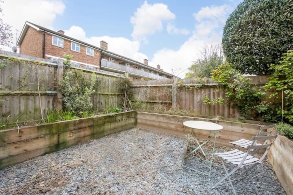 Gorgeous Refurbished 2 Bedroom Apartment With Garden