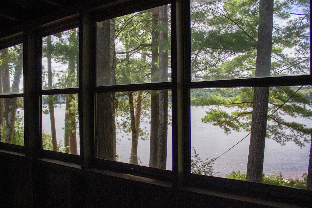 Paddler's Rest Lakeside Cabins and Hotel