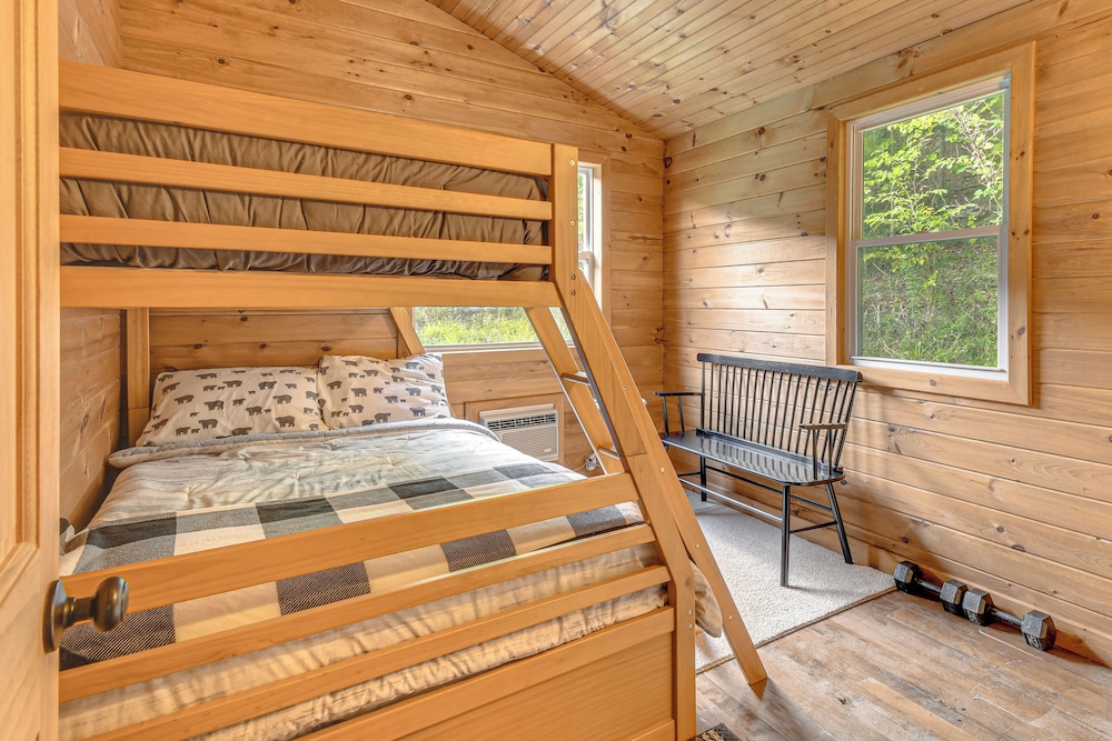 Luxe Cabin Compound 4 Mi to Cameron State Forest!