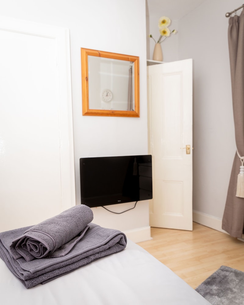 Sandgate 2-bed Apartment in Ayr Central Location view 2