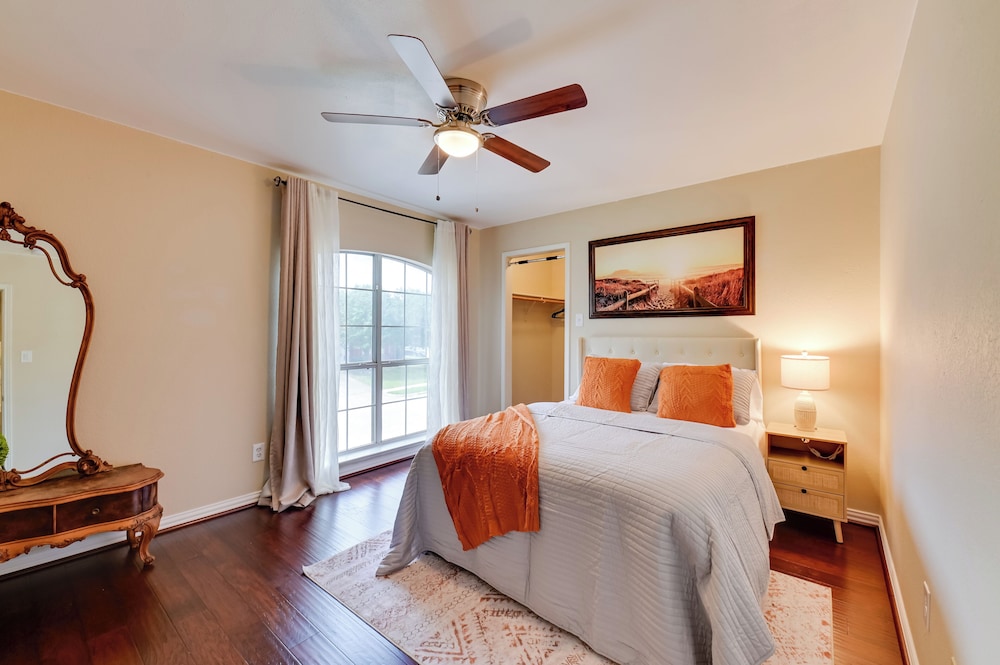 7 Mi to Lewisville Lake: Spacious Denton Home