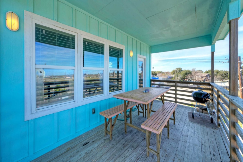 Sleeps 26 2 Homes w/ Waterfront Pool + Boat Dock Laguna Village Escape