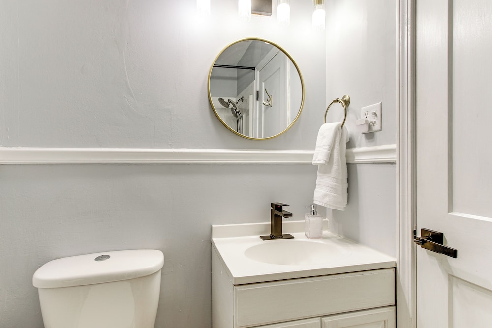 2 Mi to Historic Horse District: Dog-friendly Home