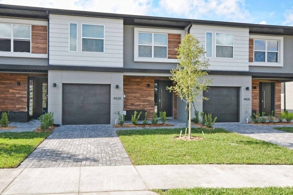 Lereve - 4 Bedrooms w Splashpool -1206lrr 4 Townhouse by Redawning