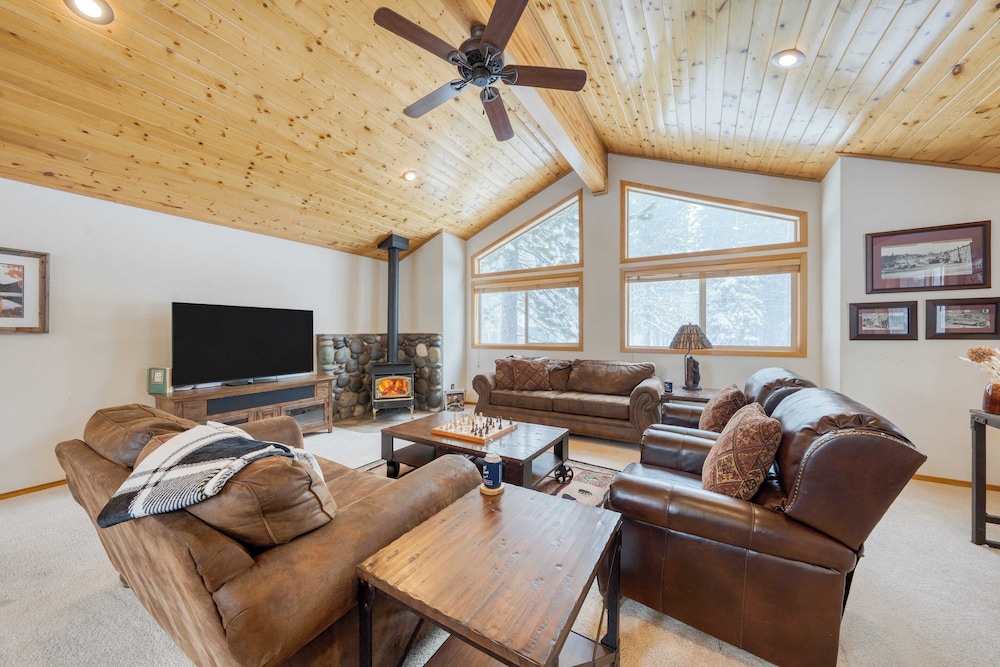 Cabin Retreat w/ Hot Tub & Fireplace - Near Northstar and Downtown Truckee
