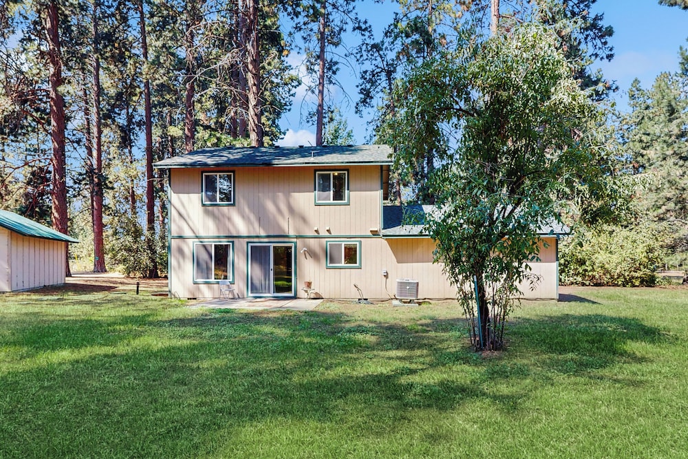 3BR House w/ Lake Views, Full Kitchen, A/C & Wifi