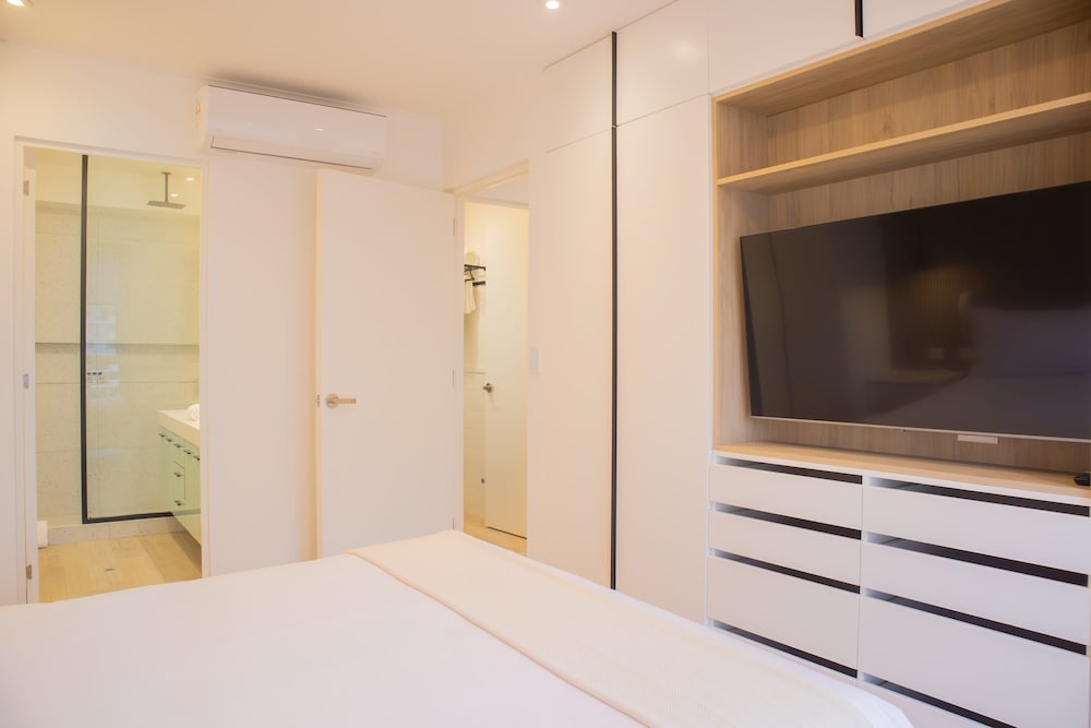 w Inviting 3BR w Balcony in Hip Miraflores