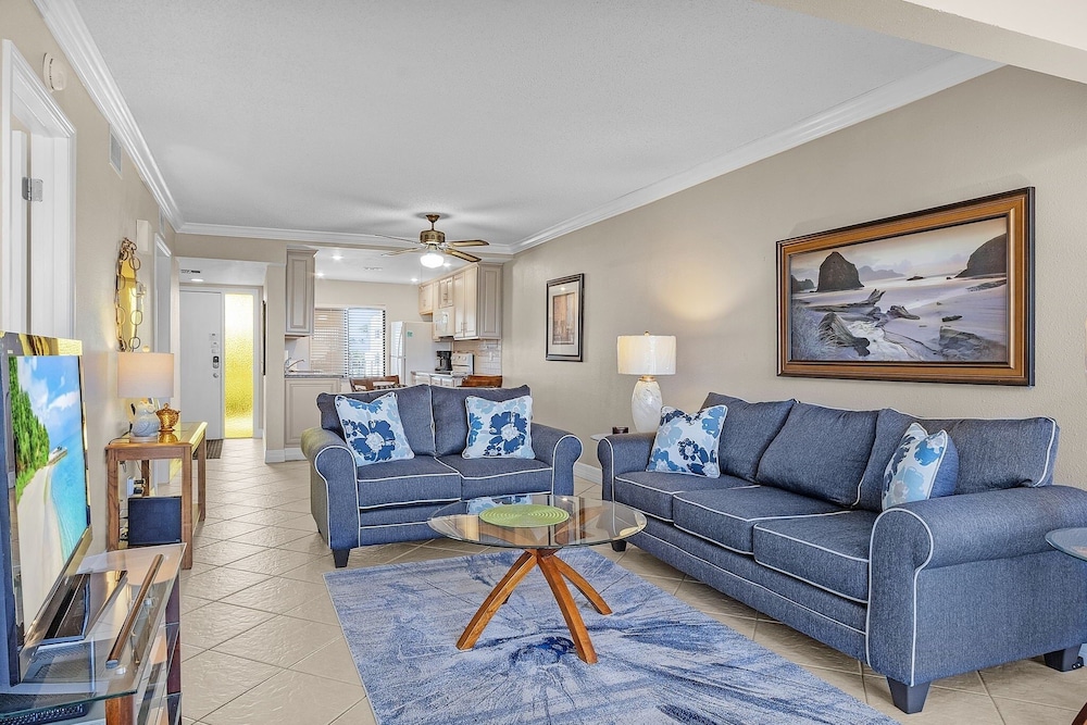 Bay Village 126: Charming Beachfront 2br/2ba Condo W/ Balcony 2 Bedroom Condo