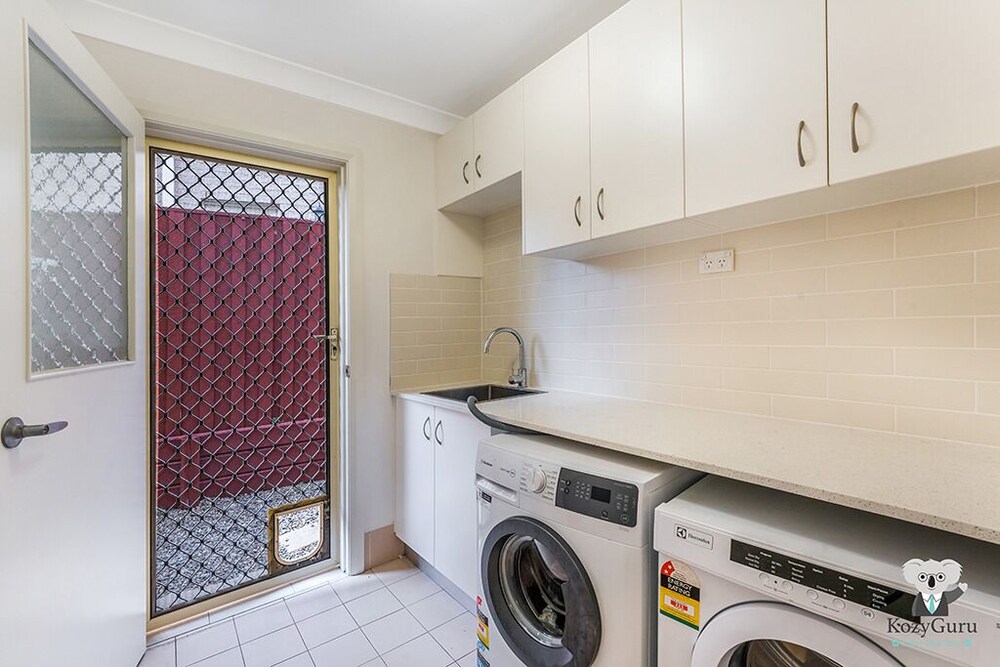 Kozyguru | West Hoxton | Spacious 7-Person Home With Backyard