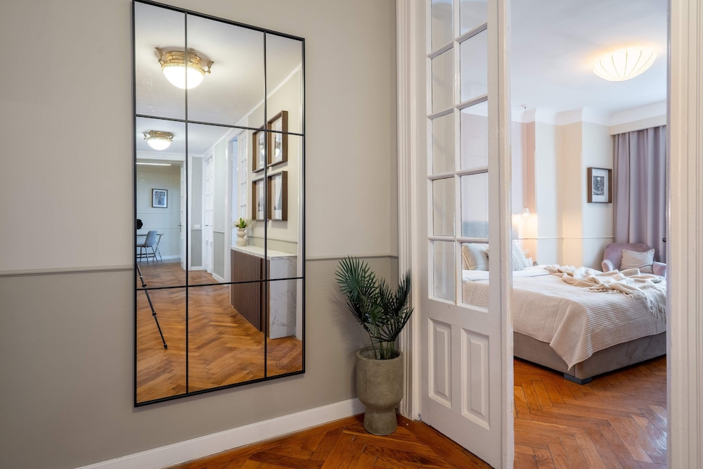 Romanian Athenaeum Flat - Refined 3BR Steps from Calea Victoriei