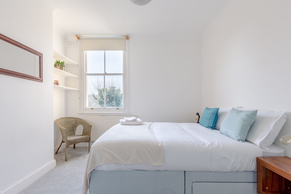 Spacious 3 Bedroom Flat in Brixton