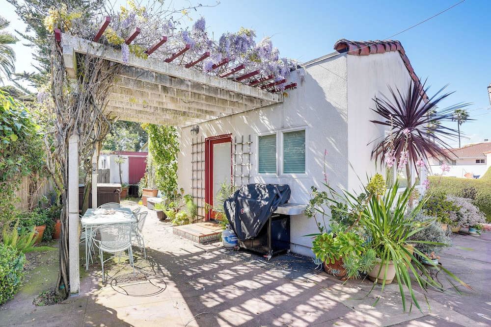 Charming Santa Cruz Studio w/ Private Hot Tub