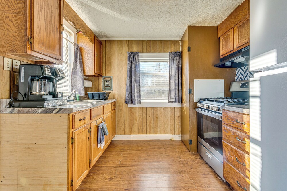 3 Mi to Lake Saracen: Pine Bluff Home w/ Grill!