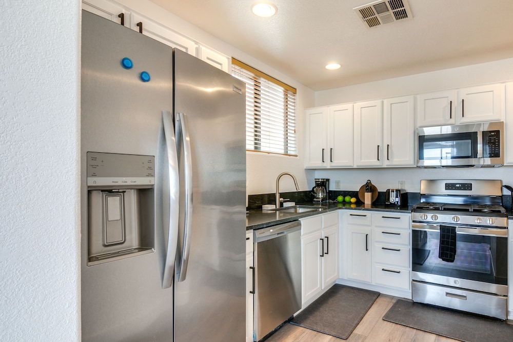 Lake Powell Views: Adobe Townhome w/ Patio