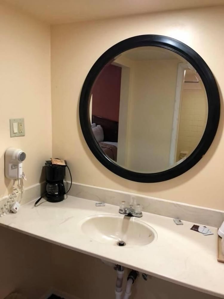 Scottish Inn & Suites