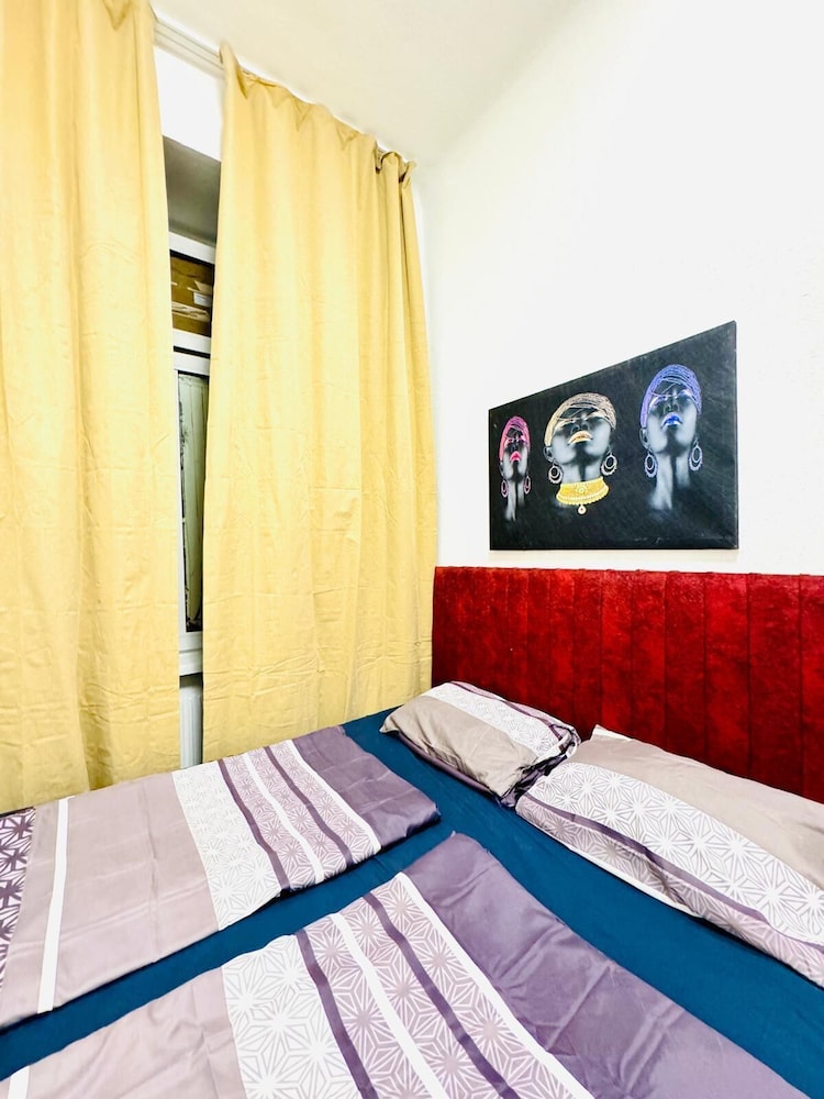 4BR Apartment for 8 Near FAC Platz