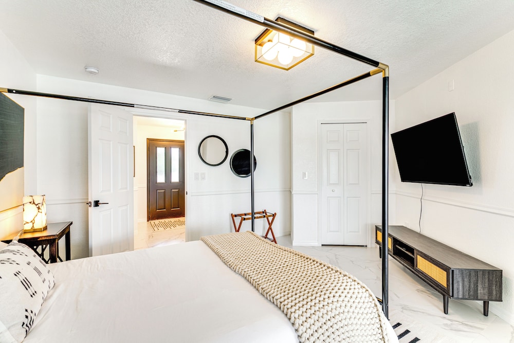 Group Getaway: Luxe Lakeside Gem in Port Charlotte