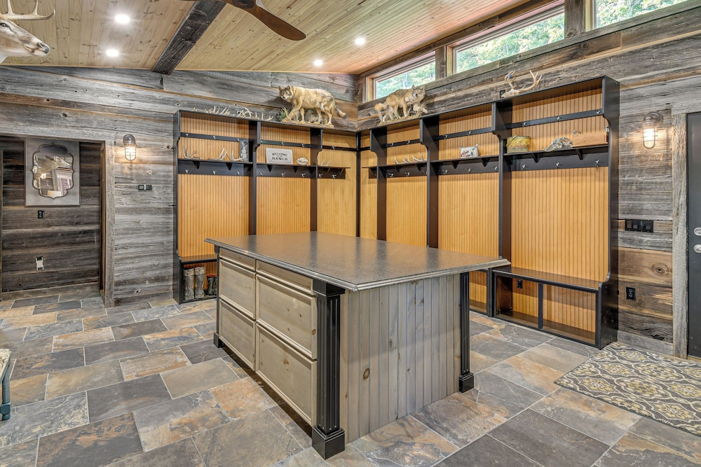 Luxe Cabin Compound 4 Mi to Cameron State Forest!