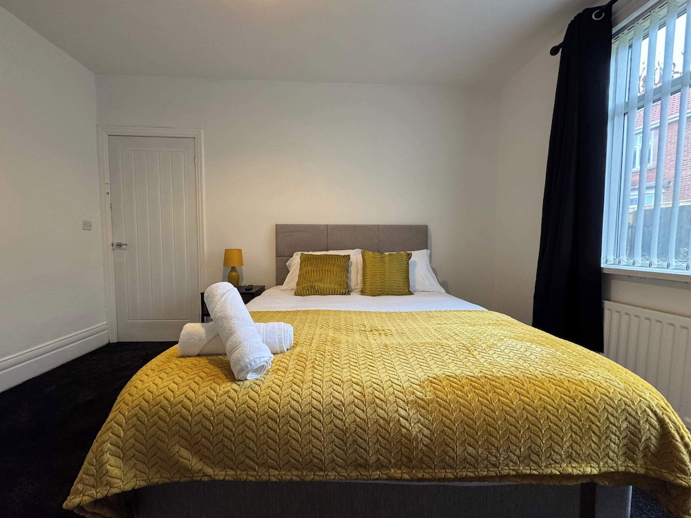 City Centre-4 Br-sleeps 7-garden-free Parking